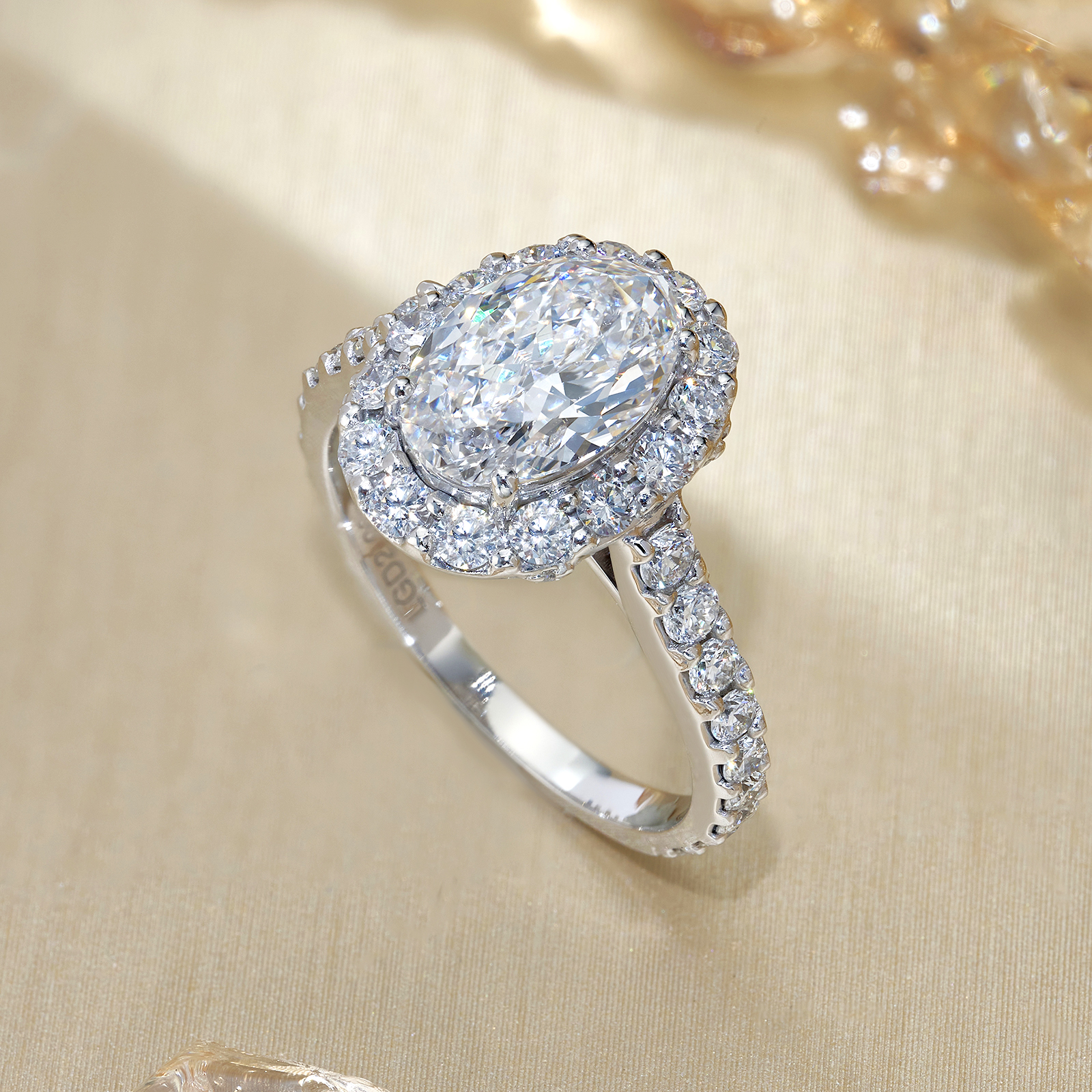 แหวนหมั้นเพชรประดับเพชรทรงรีทรงรีทรงรีประดับเพชร Silver Oval Cut Lab-Grown Diamond Pave Setting Engagement Ring